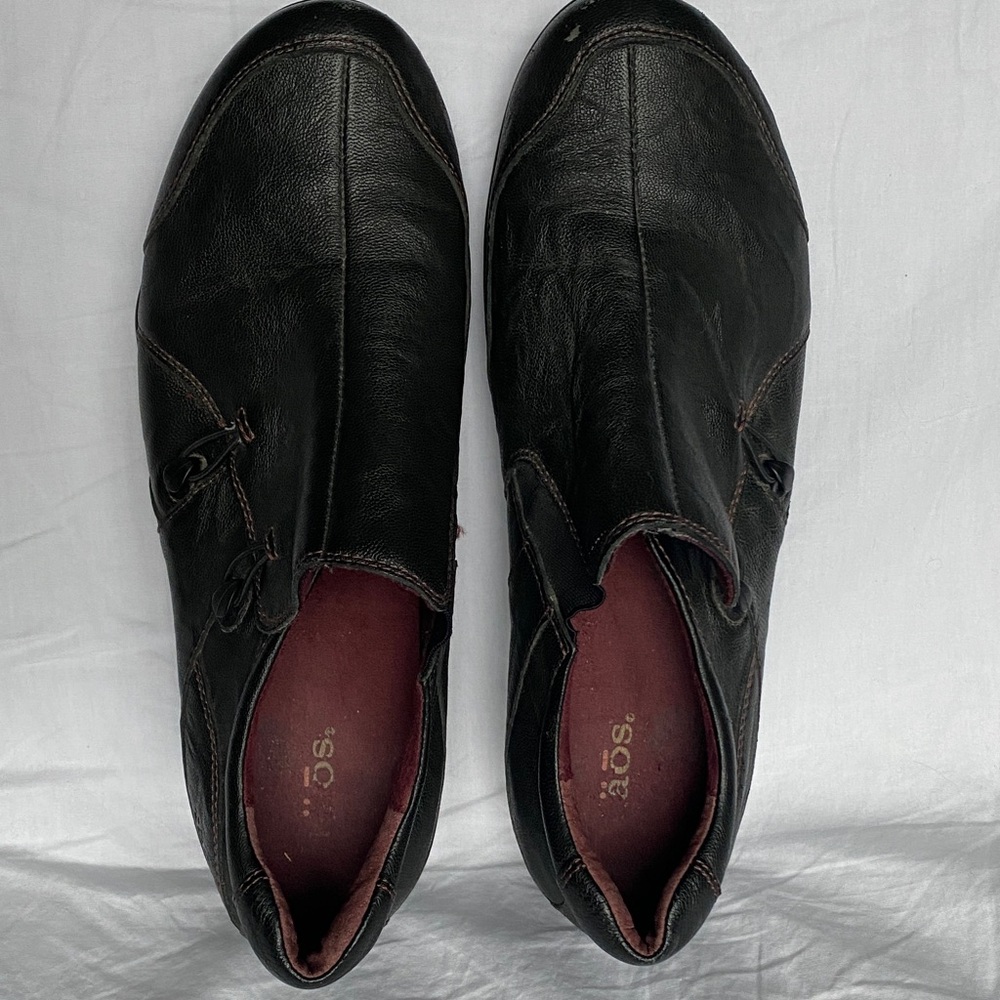 Taos Encore Women’s Black Leather Slip On size 9